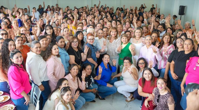 Diputada Tere Guerra posa para la foto rodeada de mujeres de Guasave.