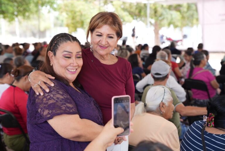 Entre la multitud, una mujer de Los Mochis se toma una foto con la diputada Tere Guerra.
