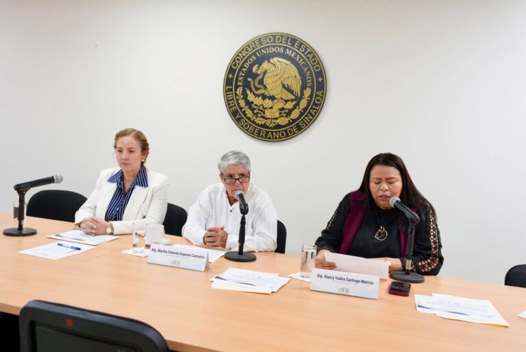 Tres diputadas analizan las propuestas durante la reunión.