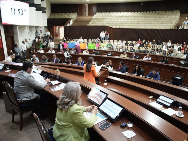 Integrantes de Mesa Directiva y sus compañeras y compañeros escuchan las lecturas de acuerdos desde sus lugares.