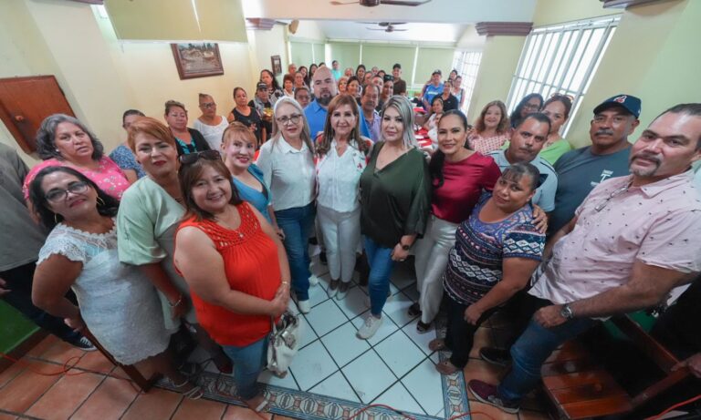 Comerciantes y tianguistas rodean a diputada Tere Guerra.