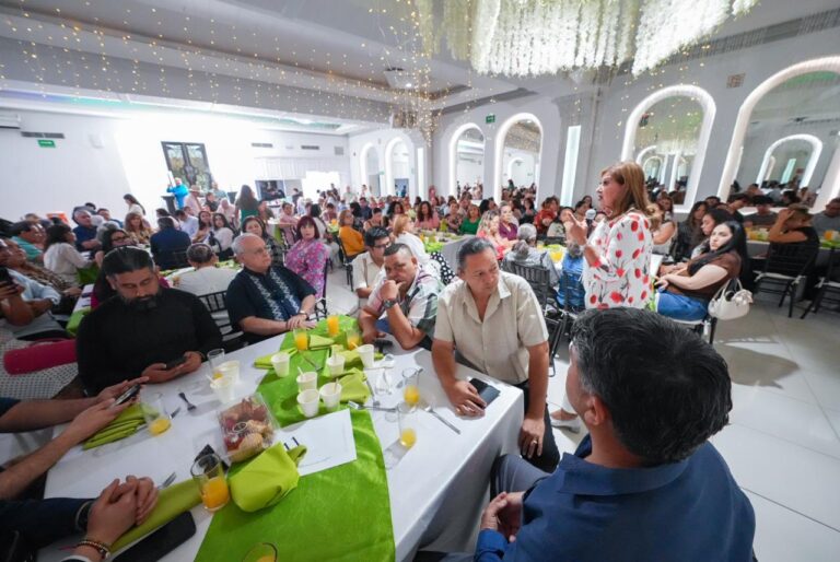 Diputada Tere Guerra en reunión con docentes.