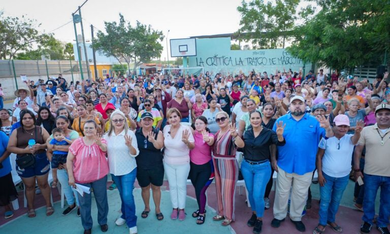 Tere Guerra posa para la foto colectiva con vecinos de El Venadillo.