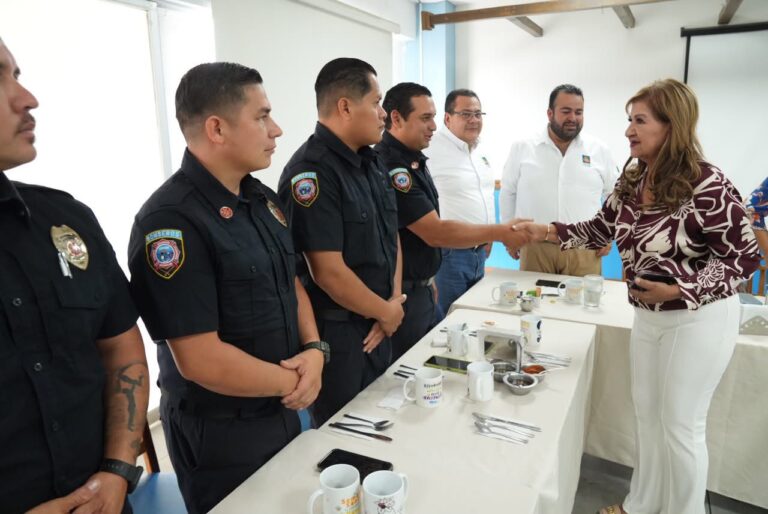 Tere Guerra saluda a representantes de cuerpos de bomberos.
