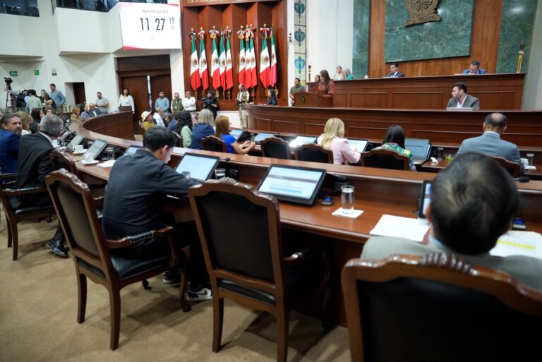 Diputadas y diputados dan seguimiento a la sesión desde sus asientos.