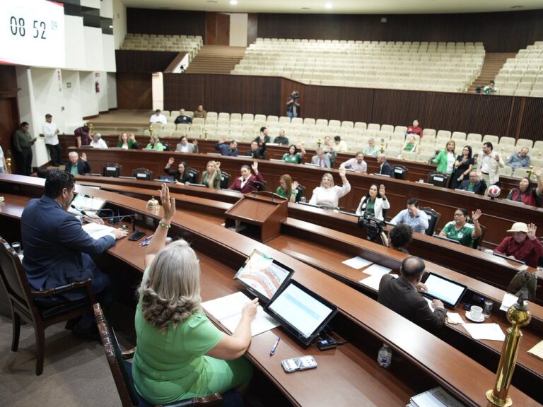 Diputadas y diputados permanecen en sus asientos durante lectura de iniciativas.