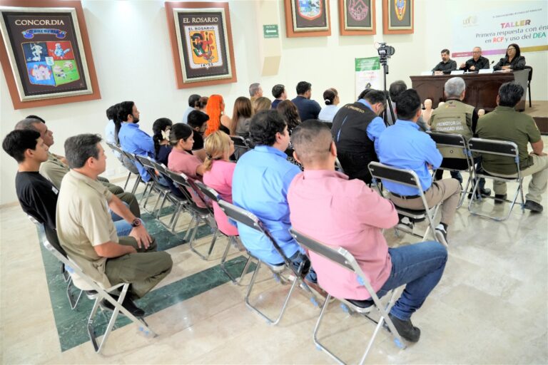 Trabajadores reciben capacitación en aula.