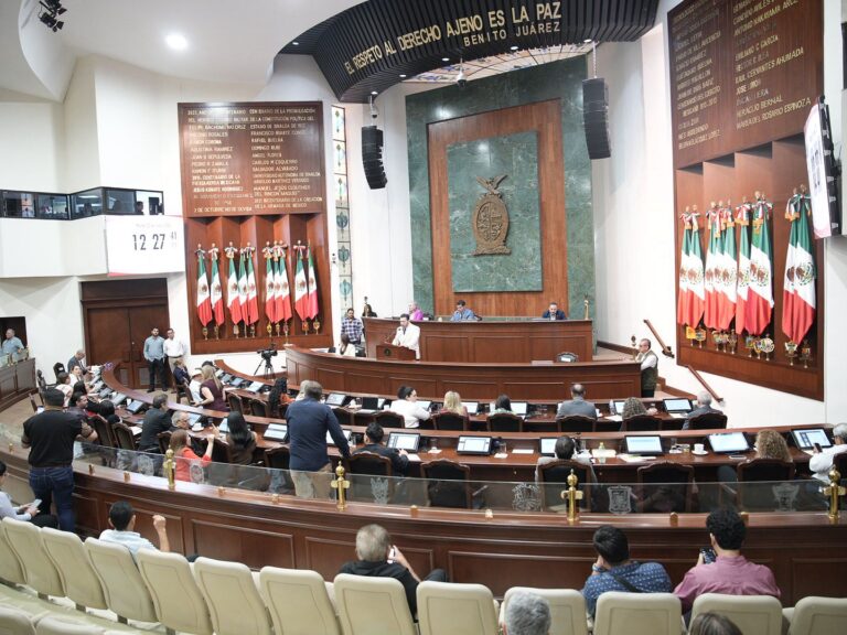 Diputadas y diputados dan seguimiento a lecturas de iniciativas.