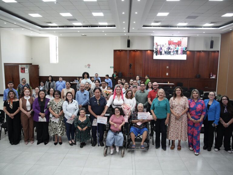 Público asistente posa para la foto con diputadas organizadoras.