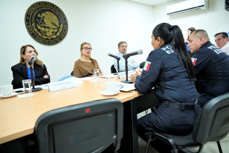 Diputadas y diputados dialogan con elementos de la Policía Estatal Preventiva.