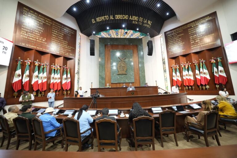 Diputados y diputadas leen sus pantallas las iniciativas que son leídas en tribuna.
