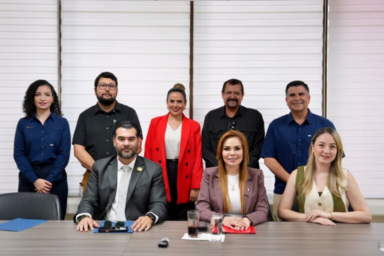 Integrantes de la comisión posan para la foto con sus invitados.