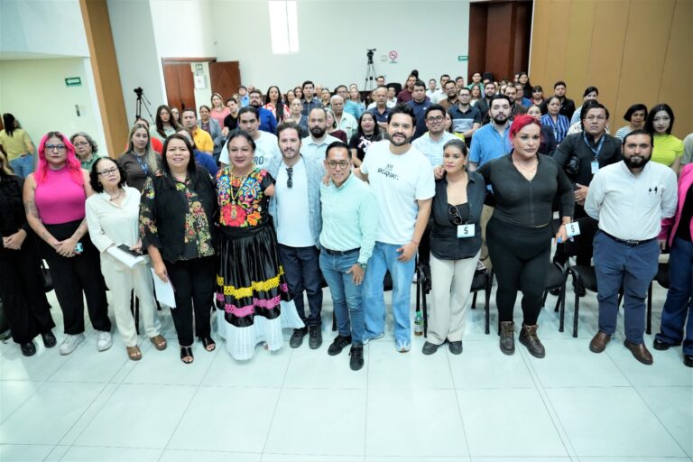Organizadores, ponentes y público posan para la foto colectiva.