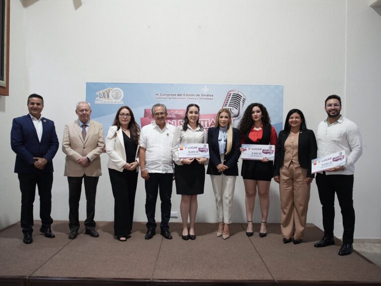 Diputadas y diputados entregan reconocimentos a ganadores del concurso de oratoria.