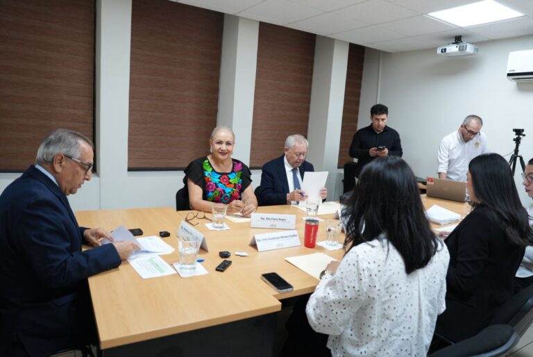 Integrantes de la Comisión revisan papeles.