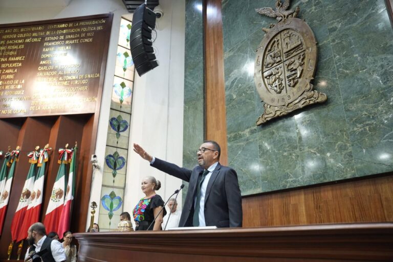 Diputado Juan Diego Aranzubia extiende su brazo durante protesta como presidente de Mesa Directiva.