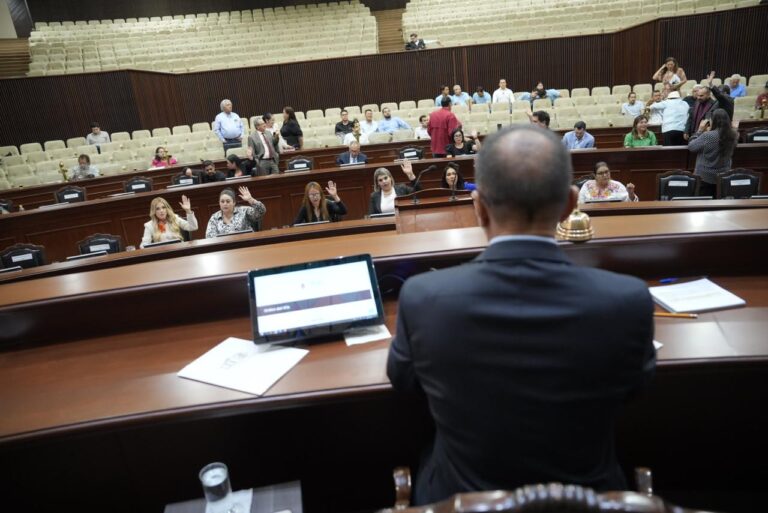 Diputados y diputadas permanecen en sus asientos durante lectura de iniciativas.