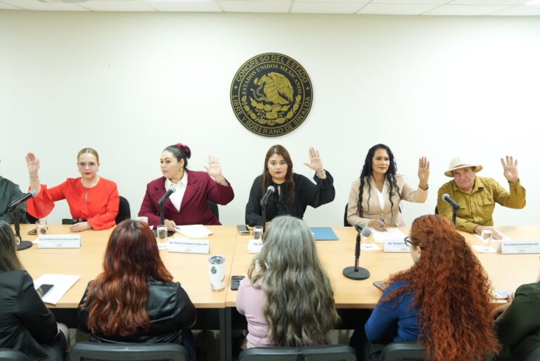 Diputadas dialogan con madres trabajadoras durante reunión.