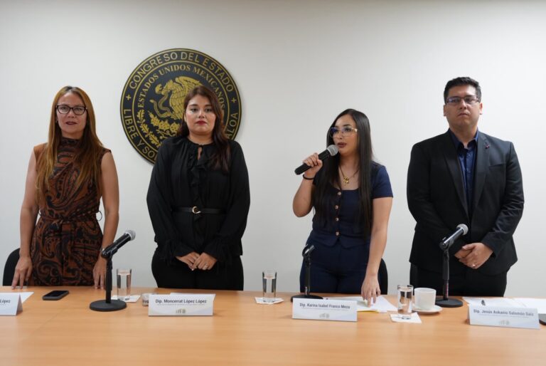 La diputada presidenta toma la protesta de rigor durante declaratoria de reestructuraciión.