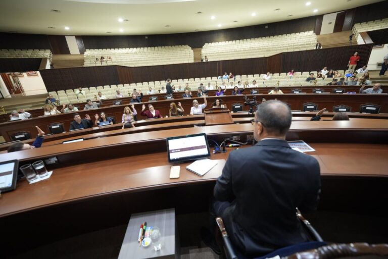 De espaldas aparece presidente de Mesa Directiva y frente a él sus compañeros sentados en sus lugares.