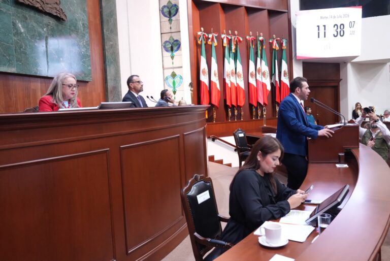 Diputado secretario da lectura en tribuna a informes recibidos.
