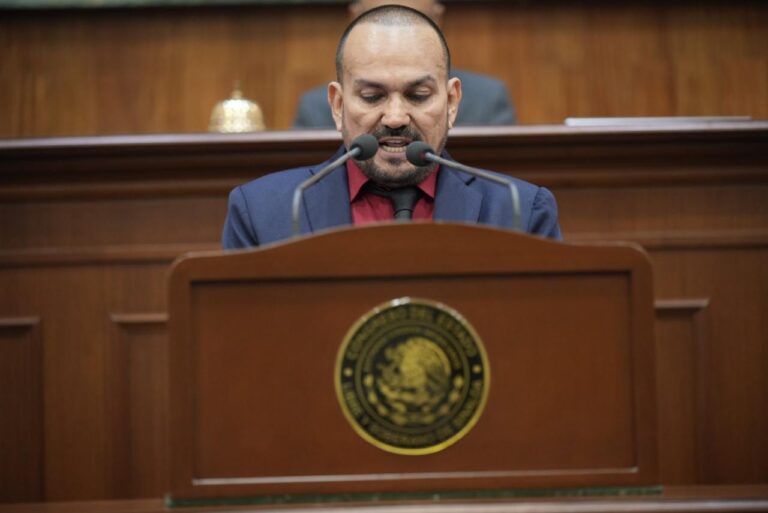 Diputado Gregorio Bojórquez habla en tribuna.