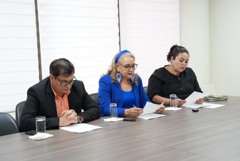 Dos diputadas y un diputado sesionan en sala de juntas de la UTE.