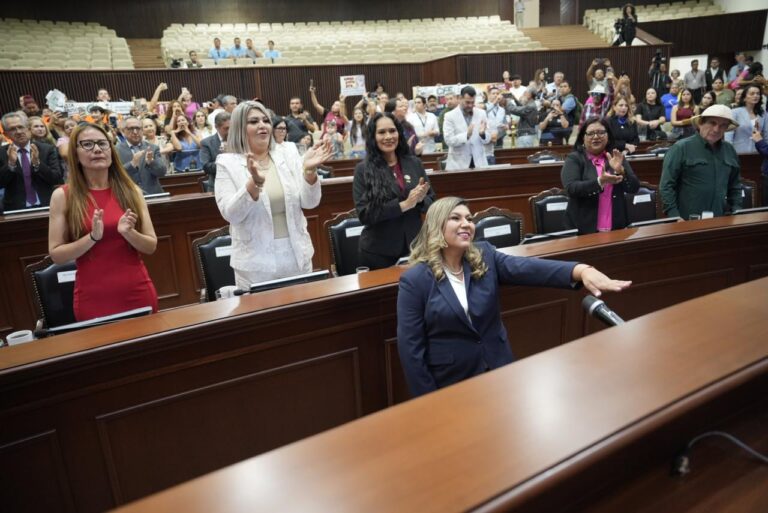 Mirna Luz Lora rinde protesta en Salón de Sesiones como diputada.