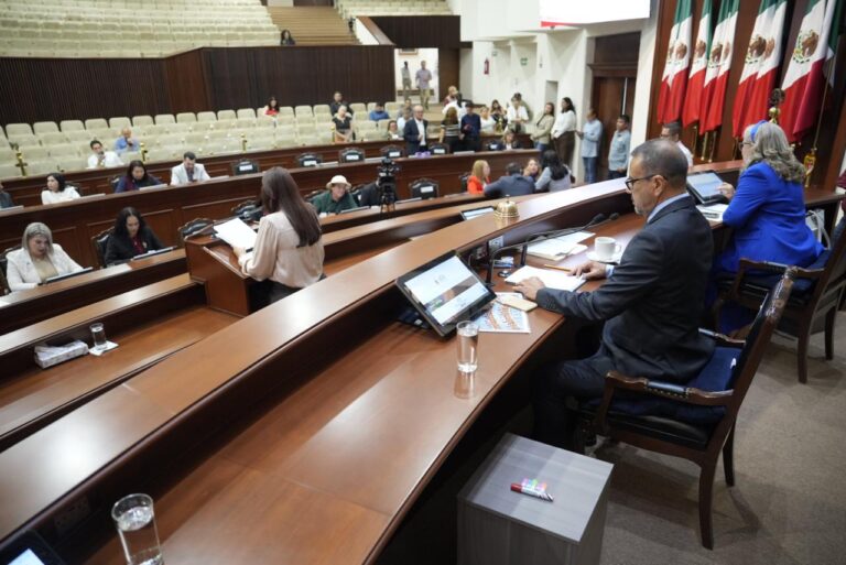 Integrantes de Mesa Directiva aparecen en primer plano. Al fondo sus compañeras y compañeros.