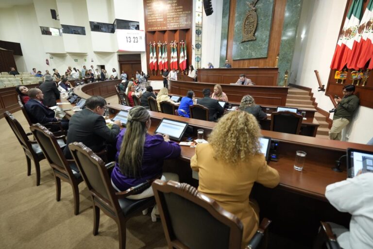 Diputadas y diputados dan seguimiento a lectura de iniciativas desde sus asientos.