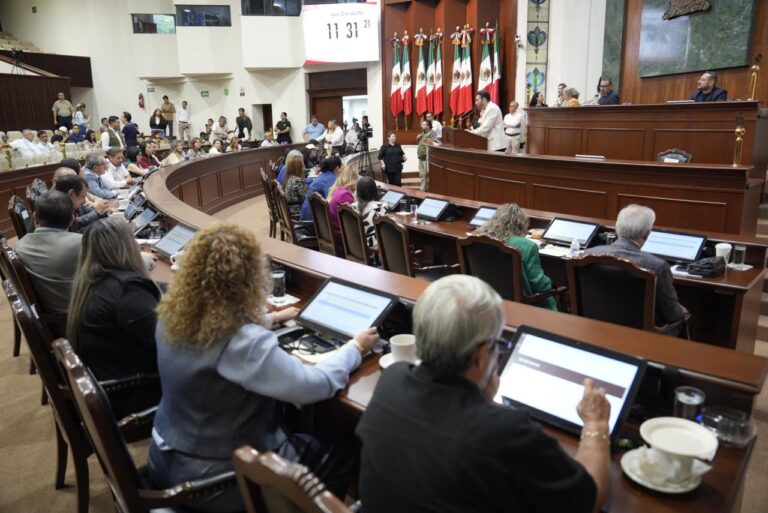 Diputadas y diputados escuchan acuerdo que es leído en tribuna.