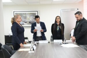Cuatro integrantes de la comisión se ponen de pie para hacer declaratoria.
