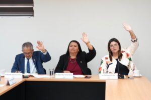 Dos diputadas y un diputado votan a favor de dictamen.