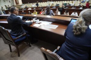 Integrantes de Mesa Directiva aparecen en primer plano. Al fondo sus comañeeros.