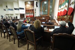 Desde sus asientos, diputadas y diputados san seguimiento a lectura de iniciativas.