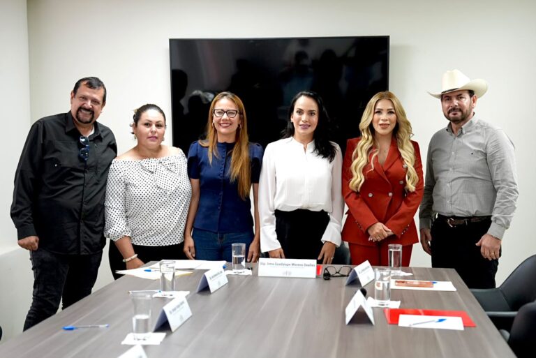 Integrantes de la comisión e invitados posan de pie para la foto.