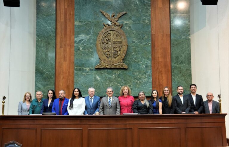 Integrantes de Diputación Permanente posan de pie para la foto en lo alto del Salón de Sesiones.