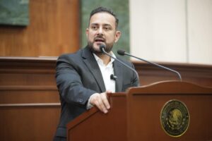 Diputado Jorge Antonio González habla en tribuna.