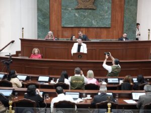 Diputado secretario de la Mesa Directiva da lectura a iniciativas en tribuna.