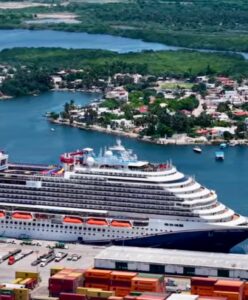 Enorme crucero que arriba a Mazatlán.