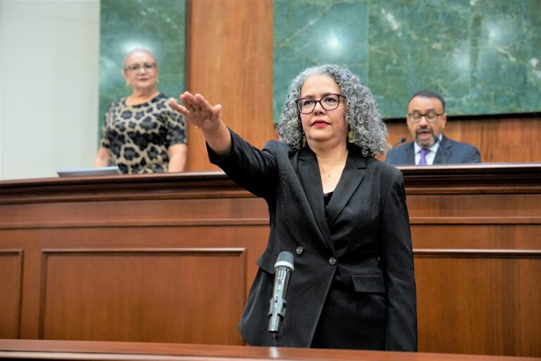 Graciela Domínguez extiende su brazo derecho en tribuna durante toma de protesta como gobernadora.