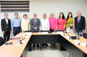 Diputados, diputados y directivos de la UAdO posan de pie para la foto.