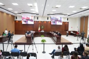 Fotografía amplia del salón Constituyentes de 1917. Diputados y público aparecen en la toma.