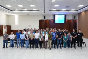 Diputadas, instructores y personal que tomó el curso posan para la foto grupal.