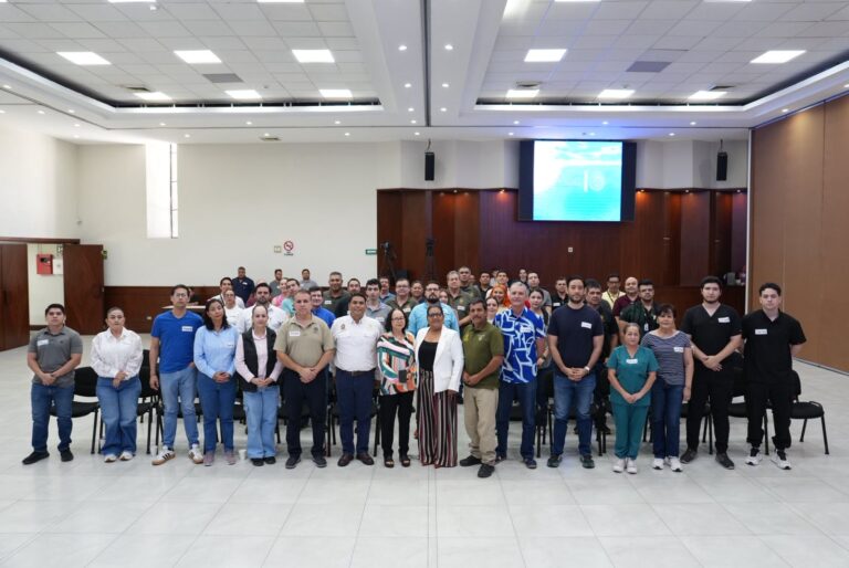 Diputadas, instructores y personal que tomó el curso posan para la foto grupal.