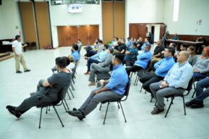 Personal del Congreso permanece sentado en tanto recibe capacitación.