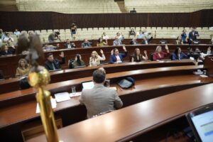 Diputadas y diputados dispensan lectura votando con sus manos arriba.