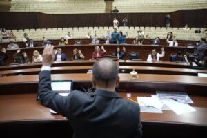 Diputado presidente está votando, de espaldas. Frente a él sus compañeros y compañeras hacen lo mismo.