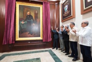 Diputados del Congreso muestran la pintura restaurada de Miguel Hidalgo, que adorna uno de los pasillos del Salón de Sesiones.