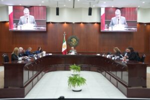 Diputadas y diputados dan seguimiento a lectura de oficio, sentados respectivamente en sus asientos.